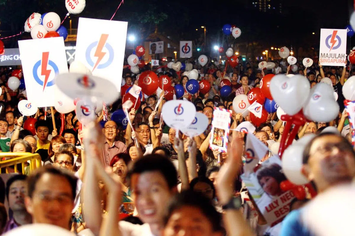  2015年大选，出席群众大会的人民行动党支持者。（联合早报） 
