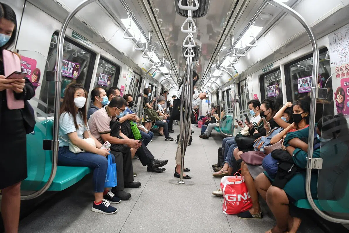  病毒阻断期间的地铁车厢并不拥挤。（海峡时报） 