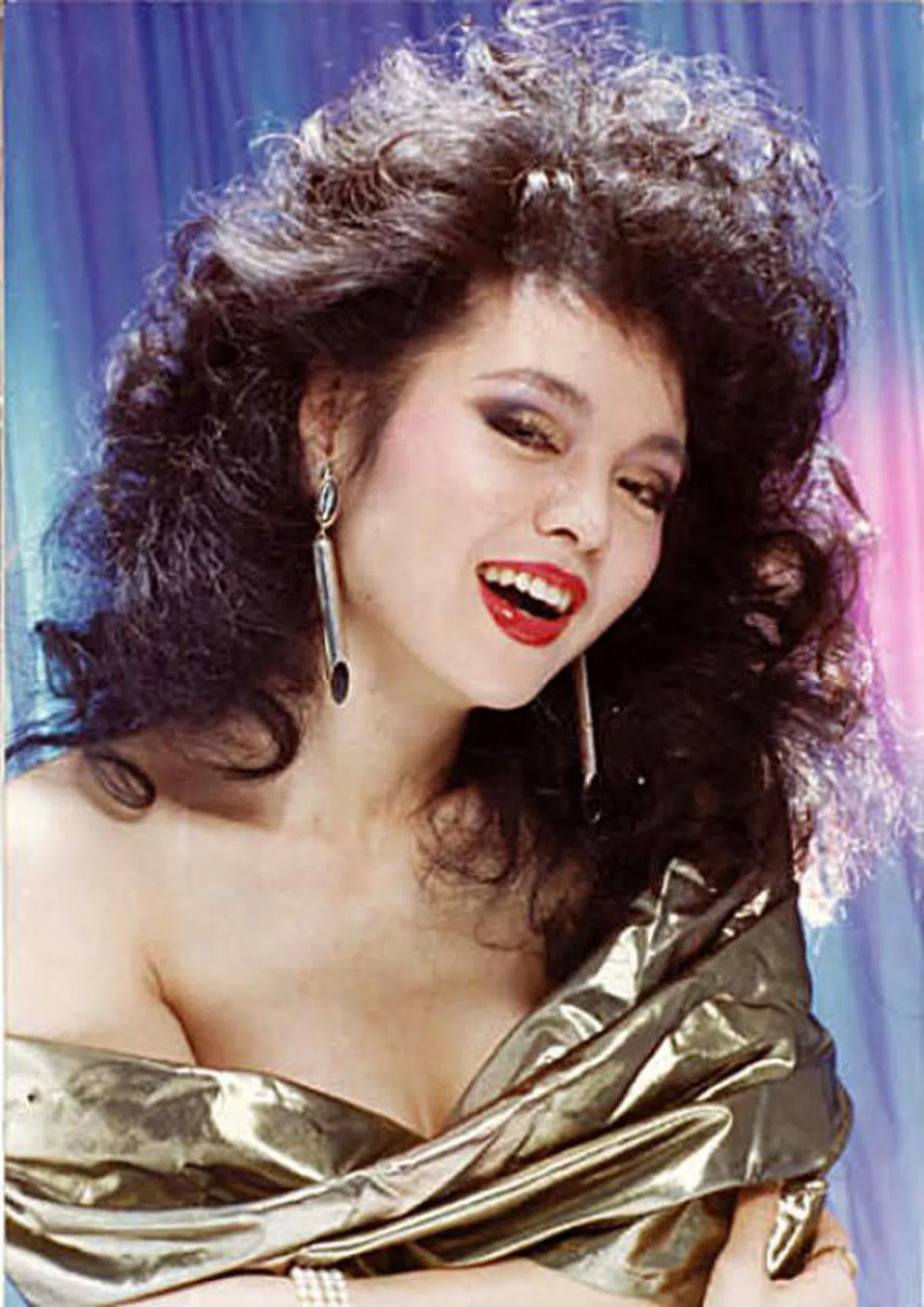  蒋经国任内，有感于多数本省人在政坛上比例失衡，而推行“催台青”政策，也就是本土化政策。李登辉和林洋港等人都在此政策下受到重用——崔苔菁是1980年代前后以性感著称的歌星，也是外省人。（互联网） 