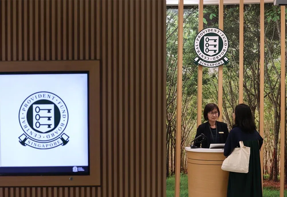 2026年起，55岁以上至65岁国人的个人公积金缴交率将上调1个百分点，雇主缴交率则上调0.5个百分点，帮助年长员工累积更多退休储蓄。