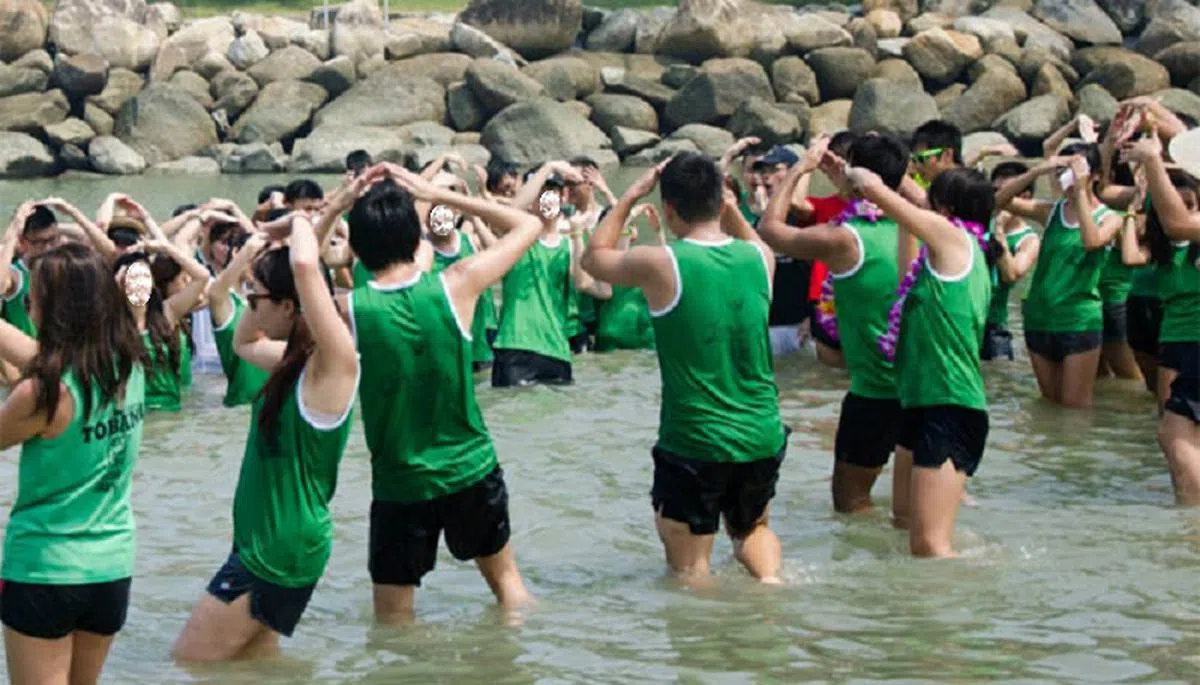  在水里进行的大学迎新活动。（互联网） 