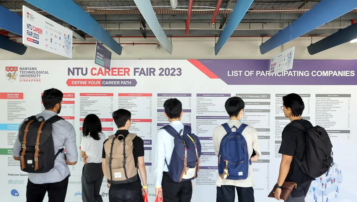 专家认为，如果有相关实习经验并充分掌握技能，绝对有助于应聘者突围而出。图为南大今年举办的职业展。（联合早报）