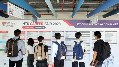 专家认为，如果有相关实习经验并充分掌握技能，绝对有助于应聘者突围而出。图为南大今年举办的职业展。（联合早报）