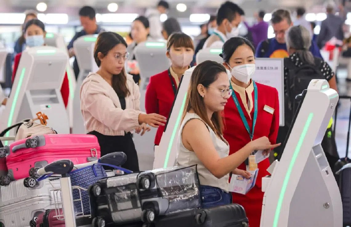 提着大大小小的行李赶到机场，才发现航班临时取消……（南华早报）