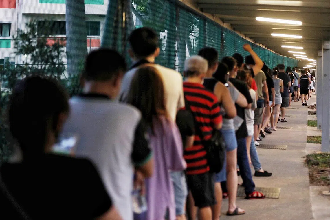 7月10日有些投票站外出现长长的人龙，据说有些人等候时间长达两小时。（海峡时报）