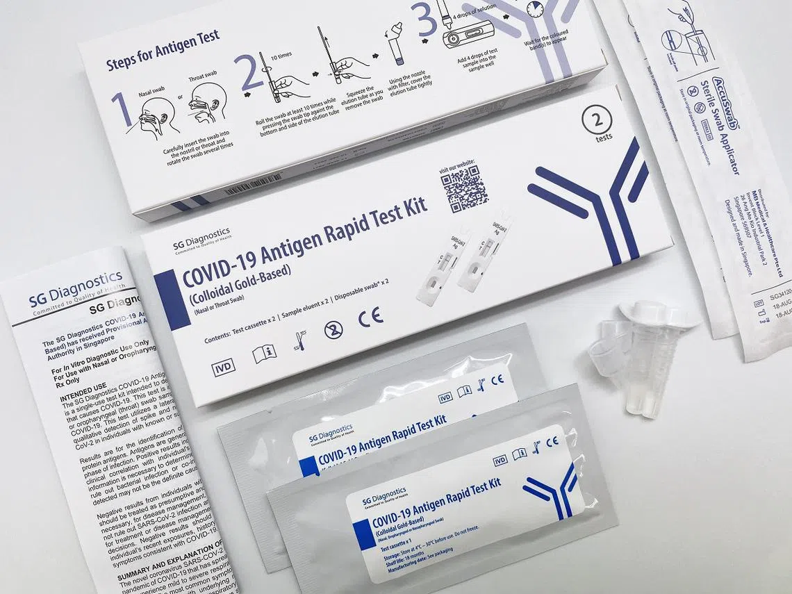 DIY冠病检测盒，里头会有取黏液的说明书。（法新社）