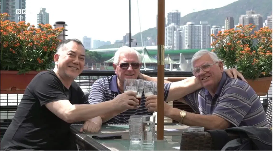 黄秋生与哥哥大卫（中）和约翰（右）在香港团聚。（BBC中文网）