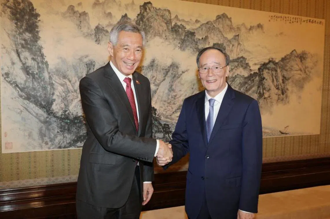 我国总理李显龙（左）今早在中南海紫光阁会见中国国家副主席王岐山。（联合早报）