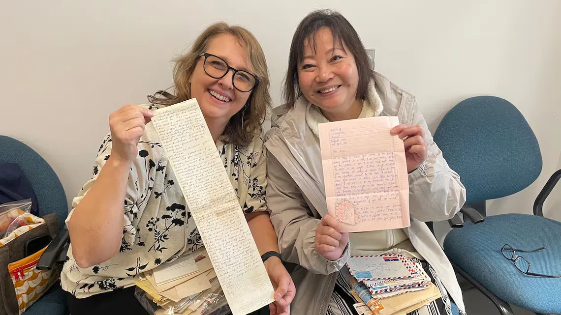 来自新加坡的Michelle Anne Ng（右）与加拿大笔友Sonya Clarke Casey在长达43年的书信往来后，终于面对面相聚。