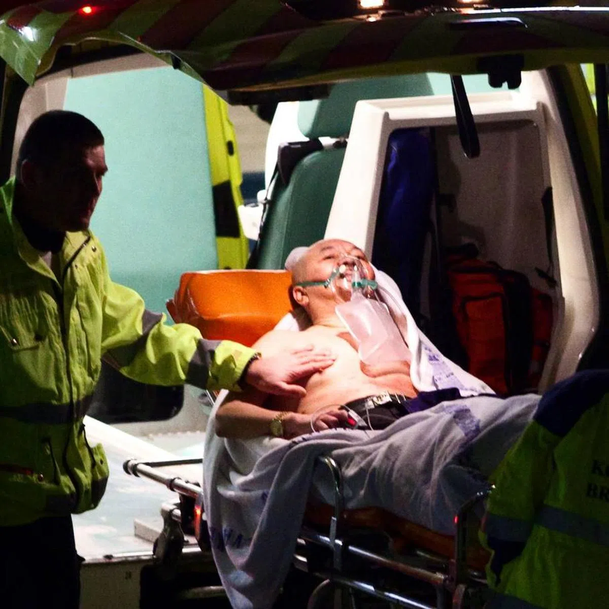  受枪伤后被送上救护车的陈通明。（EKSTRA BLADET） 