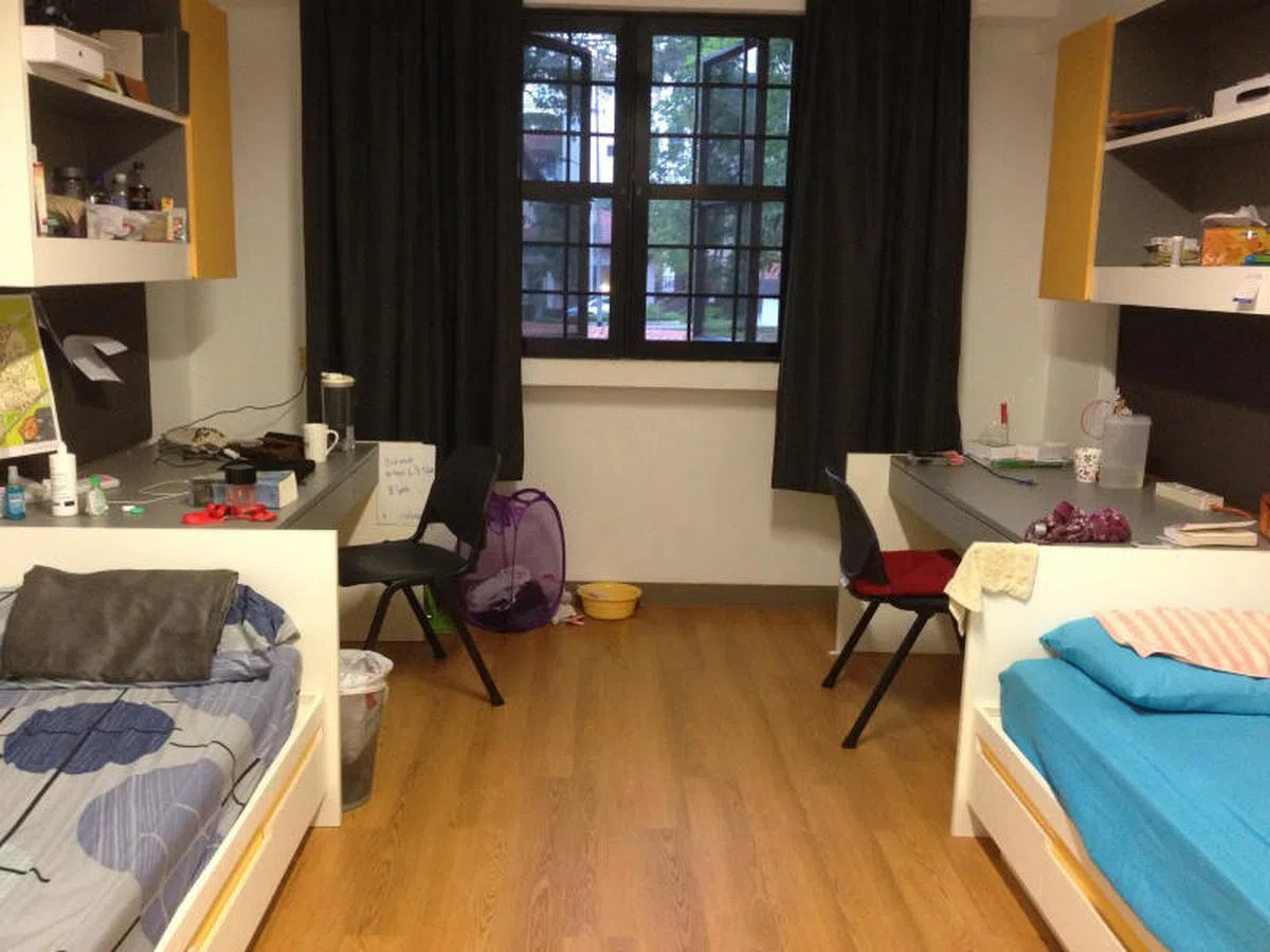  根据公开资料，南大去年共有约2万4580名本科生就读，大约47%本科生住在遍布全校的24个宿舍，相当于有超过1万1500人住在校内，当中包含82%国际本科生。图为南大的第十一宿舍（Hall 11）的一间双人房。（新报） 