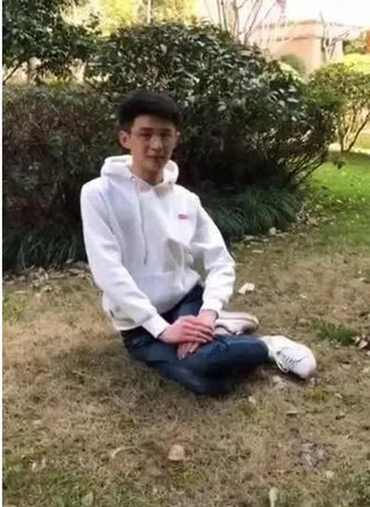  Pose（七）：接地气。随处一坐，双腿合拢，腰身一扭，双手一摆。小心扭到腰。（互联网） 