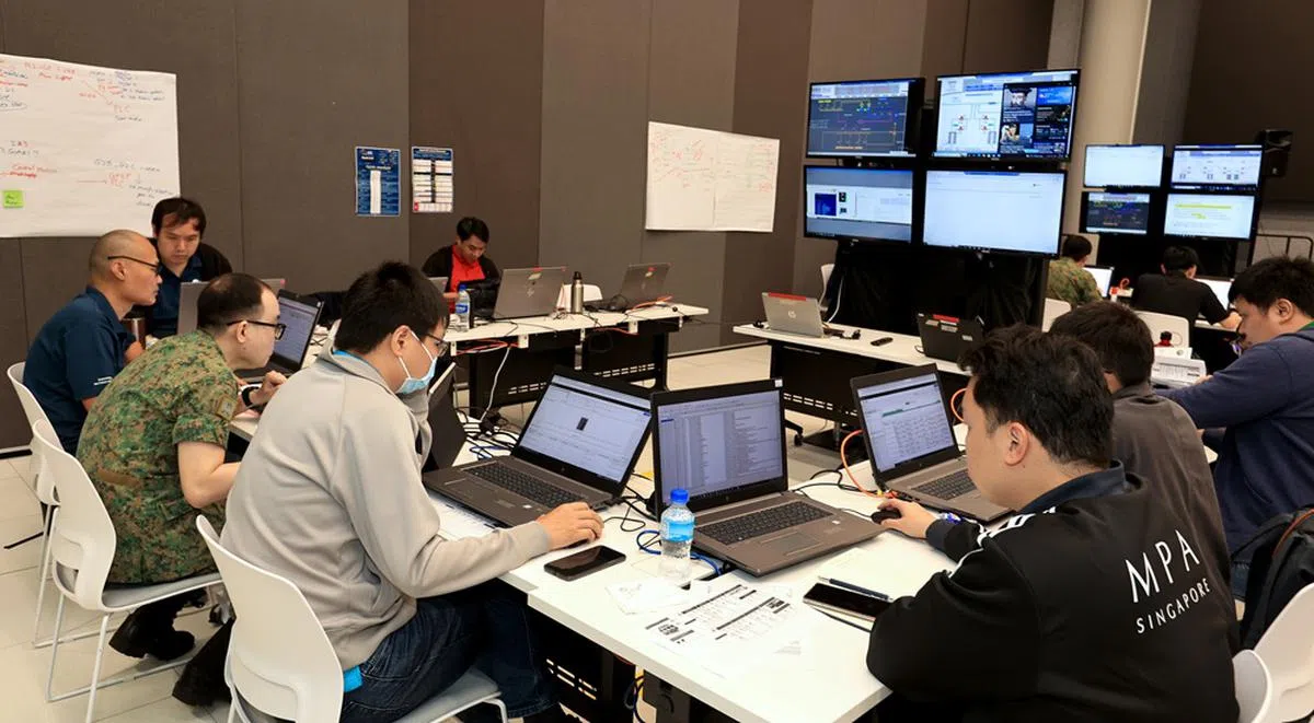 新加坡国防数码防卫与情报军部队于2022年11月在新加坡国立大学计算机学院举办第一届关键基础设施防御演习，超过100名来自数码部队以及16家政府机构和企业的数码防御人员参与，演练内容包括应对发电厂和污水处理厂系统遭网络袭击的情况。（联合早报）