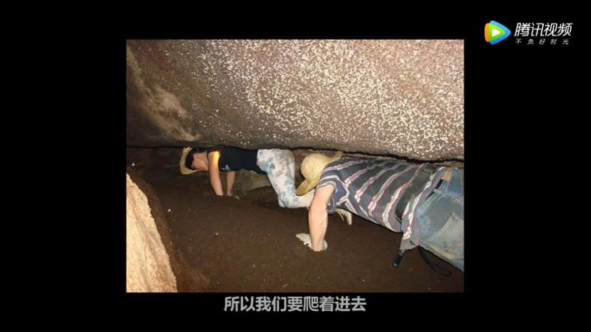  蝙蝠洞里面很宽，但是洞口很窄，必须爬进去。（视频截图） 