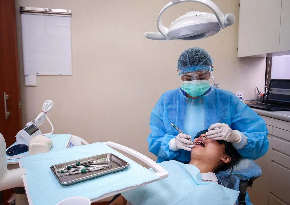 牙医在为病人进行治疗。（联合早报）