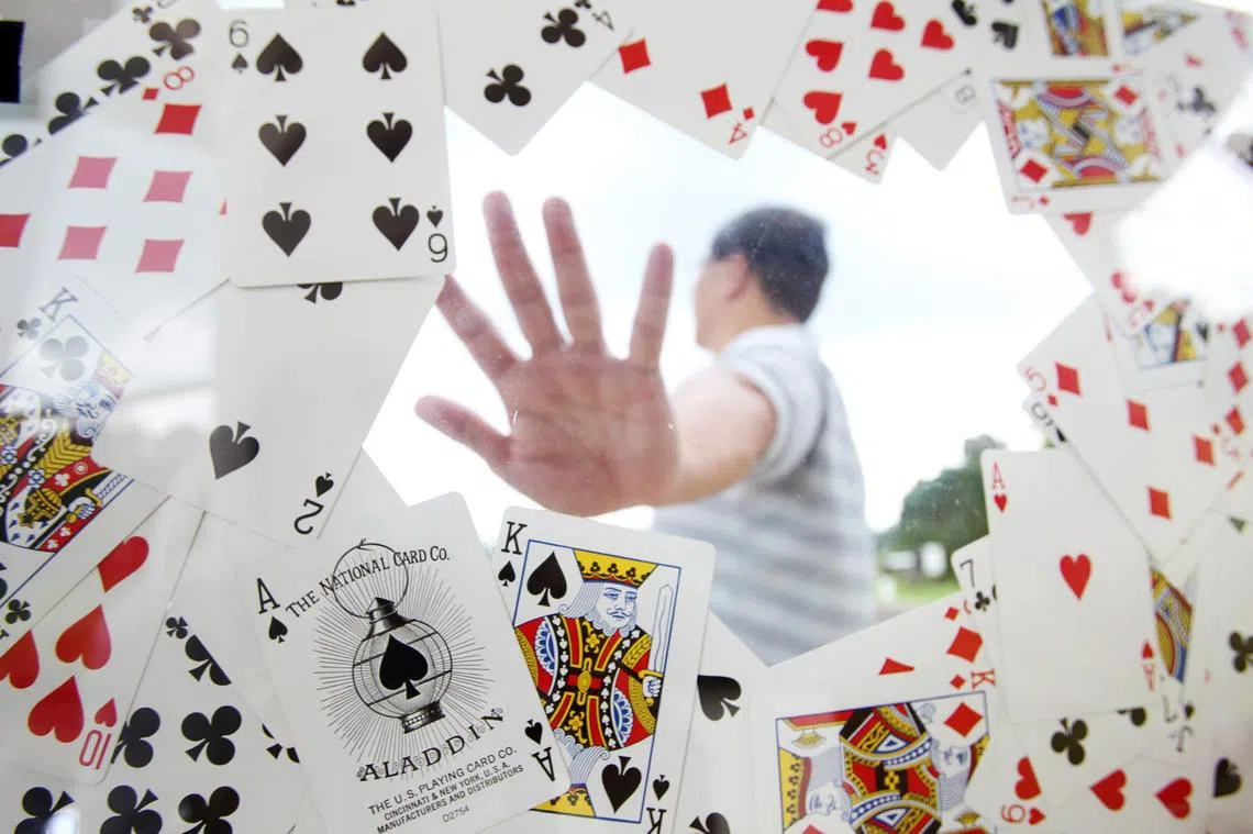 《联合早报》曾报道，男子吴国强（假名，45岁）从小精通各种赌术，他曾经因为赌博而欠下巨款，甚至蒙起轻生的念头。幸好他在关键时刻悬崖勒马，在妻子和上司的劝告与支持下，勇于正视赌瘾的问题，并在2010年1月开始到“一望中心”和心理卫生学院接受辅导和治疗。吴国强目前已有稳定的高薪职业，并相信自己真的已摆脱了赌瘾。（联合早报）