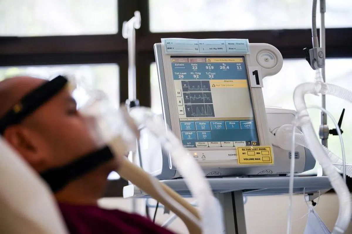  （示意图）患者正在使用正压通气的Bipap呼吸机吸氧。（新加坡国立大学医学组织提供） 
