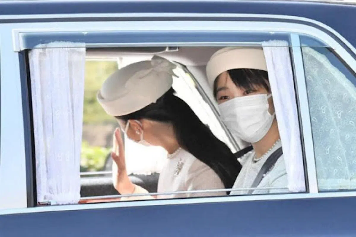 根据日本法律规定，真子婚后将脱离皇籍，不再是皇室成员。9月24日，真子公主（右）造访皇居宫殿出席祭祀活动“秋季皇灵祭”。这是她结婚前最后一次以皇族身份出席公务仪式。（法新社）