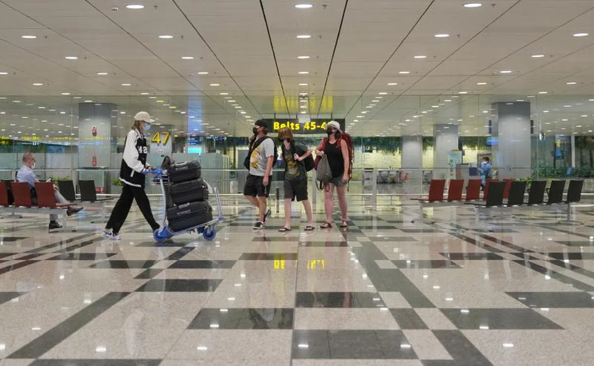 通过航空及水路入境我国的旅客仍须进行行前检测。（联合早报）