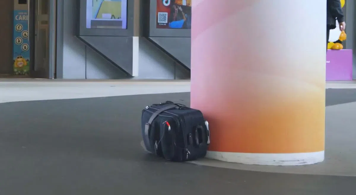 转移阵地，并发出红光的“行李箱炸弹”。（内政部）