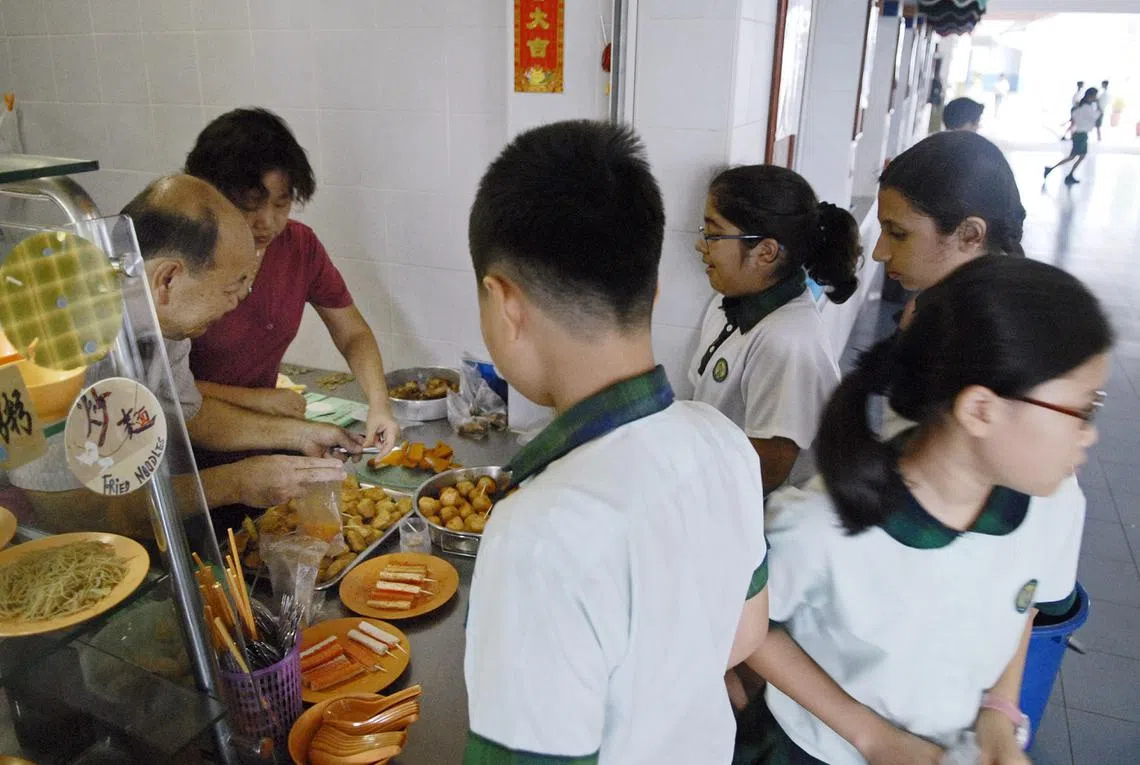 新加坡小学生有91%将零用钱花在课间休息时买餐饮。（海峡时报）