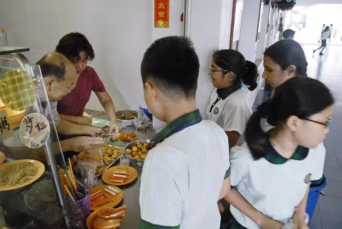 新加坡小学生有91%将零用钱花在课间休息时买餐饮。（海峡时报）