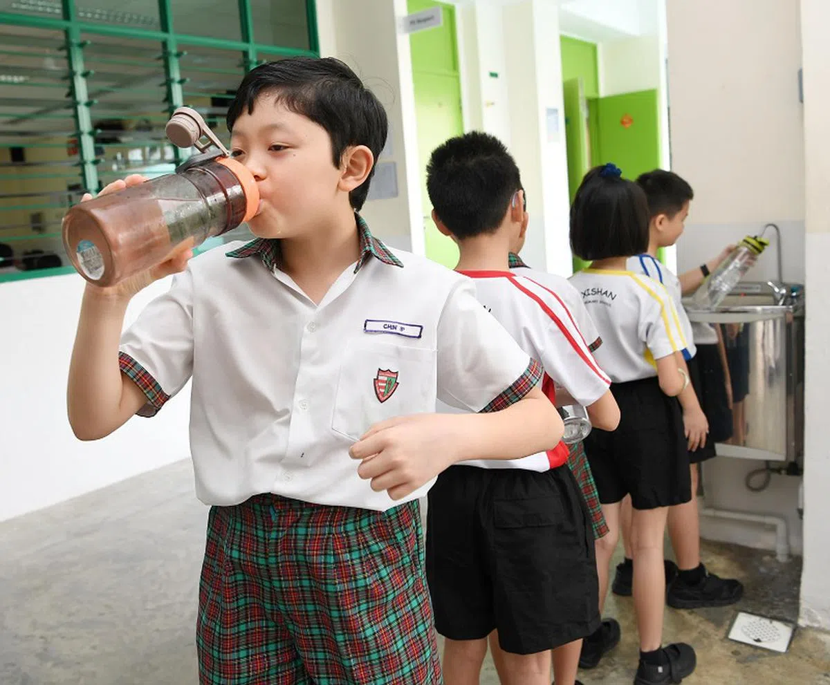 新加坡一些学府的食堂不设饮料摊，鼓励学生自备水壶或从饮水机取水饮用。（海峡时报）