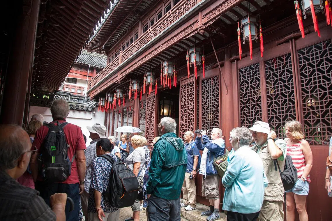 外国游客在参观上海豫园。(ALAMY)