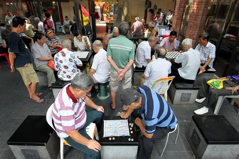 新加坡人口老化问题。聚集在硕莪街的老人、年长者在下棋。（联合早报）