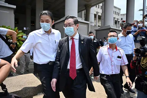 林冠英不认罪，获准以100万令吉保外候审后走出吉隆坡贪污案特别法庭。（法新社）