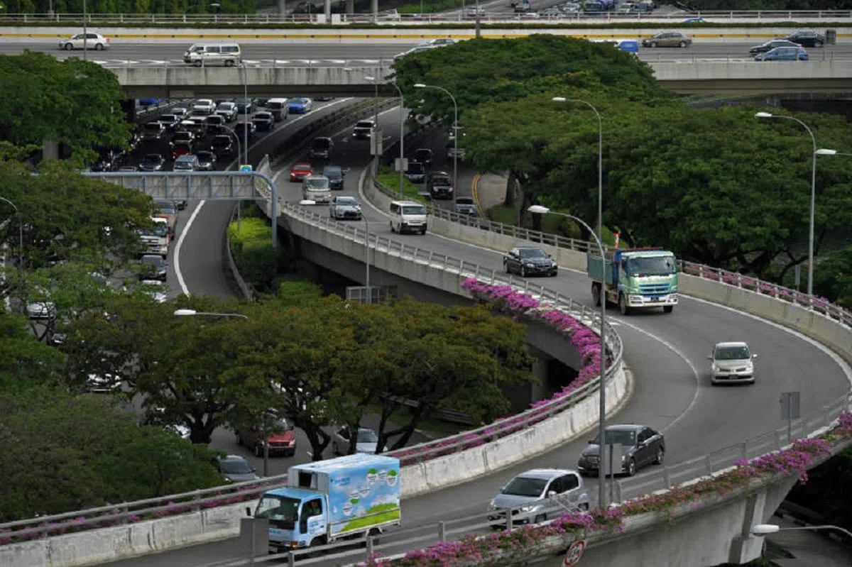高架桥上交通顺畅，桥下却一片拥挤。（海峡时报）