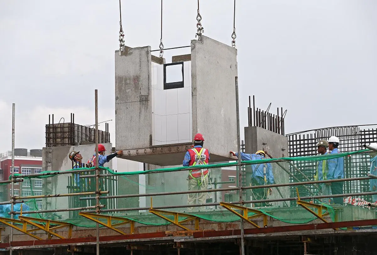  政府组屋的建筑工地聘请了大量的外劳。（联合早报） 