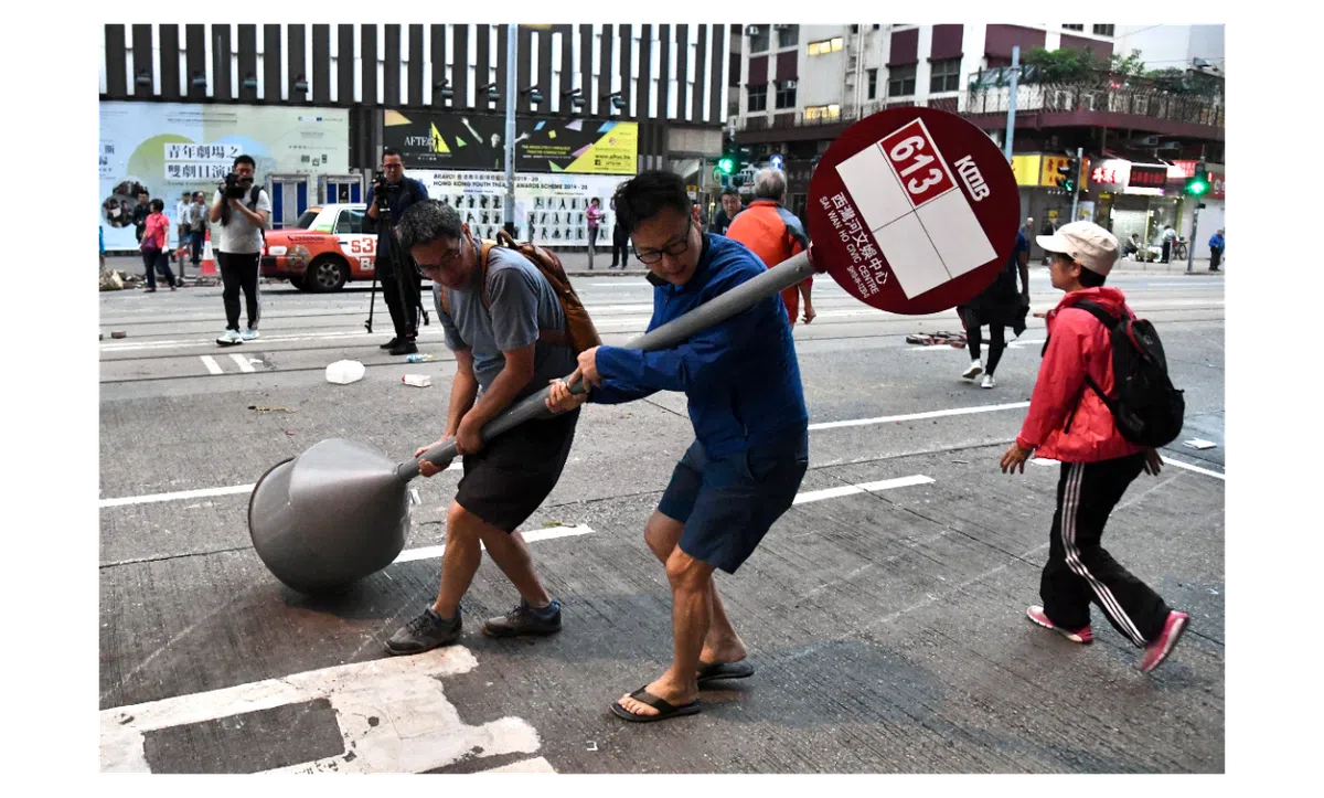  香港市民同心协力帮忙清理路障。（香港中通社） 
