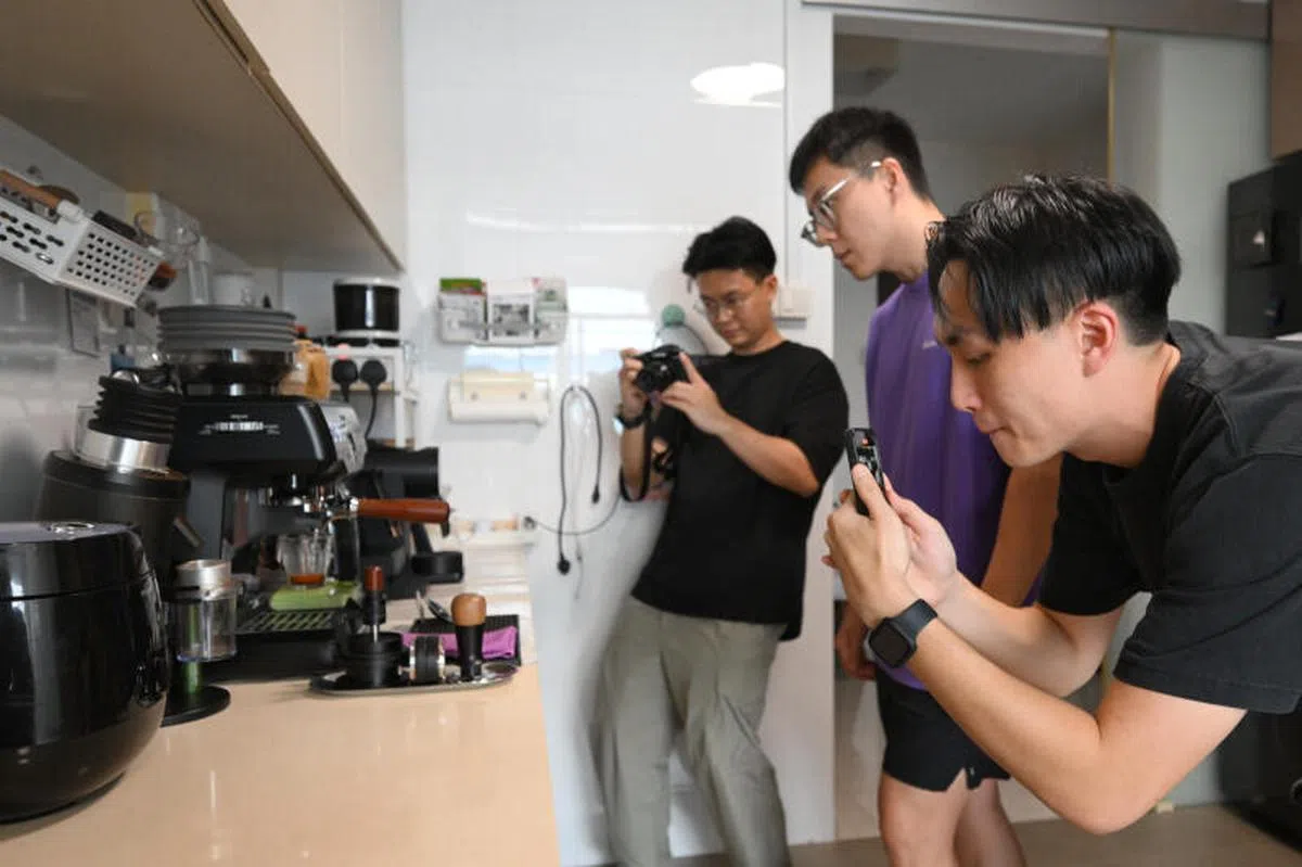 Jonathan Tan（左，手持相机）与Tok Wei Cheng（右）是Acuppa联合创始人。（海峡时报）