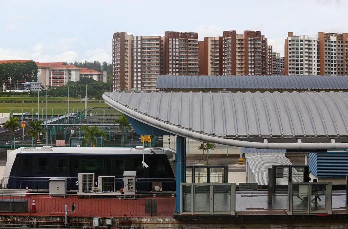 轻轨列车驶入同港站。（联合早报）