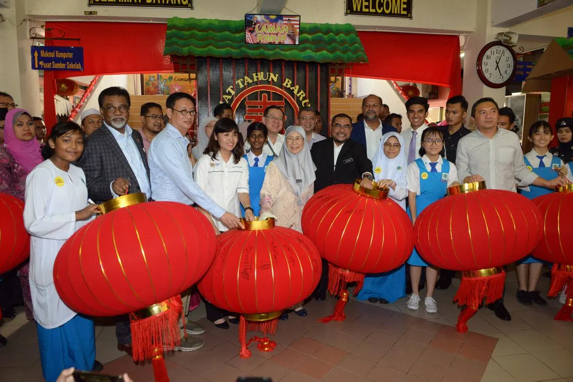 由土权党副主席凯鲁阿占所挑起的“蒲种国中灯笼”闹剧，掀起轩然大波，上至首相署，下至政党党员全都跳出来谴责。最后由副首相旺阿兹莎（（前排左五））率领6名部长和1名副部长到学校重新挂起大灯笼以示团结。前排右二是黄思汉，前排右五是慕加希。后排右二起为赛沙迪、哥宾星、赛富丁与林冠英。（中国报）