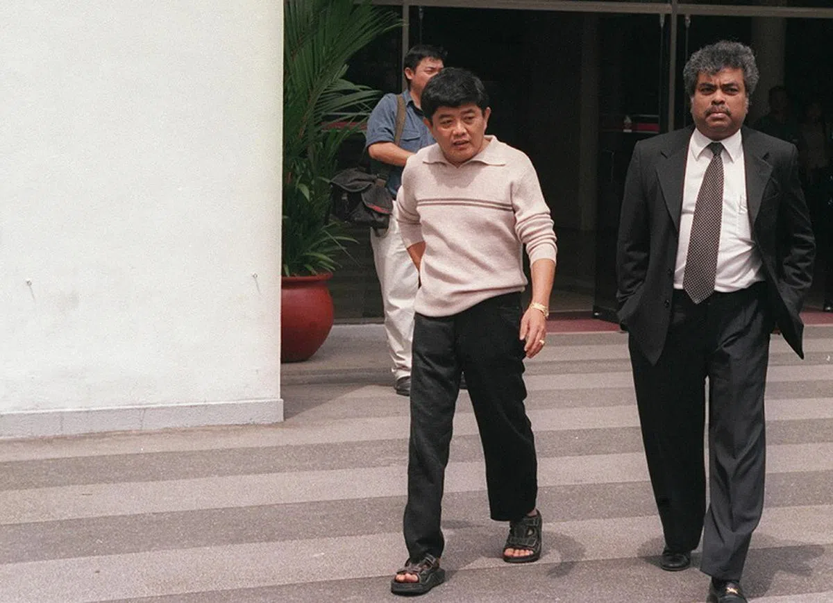   “阿窿山”遭通缉。 芽笼“阿窿山”蔡忠忠被控免费娱乐贿赂代警长林保池。图为蔡忠忠（左）和他的辩护律师——已故刑事律师苏峇士（Subhas Anandan）。（海峡时报） 