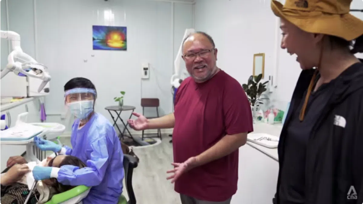 Ginny Tan（左）是来自新加坡的志愿牙医。（亚洲新闻台）