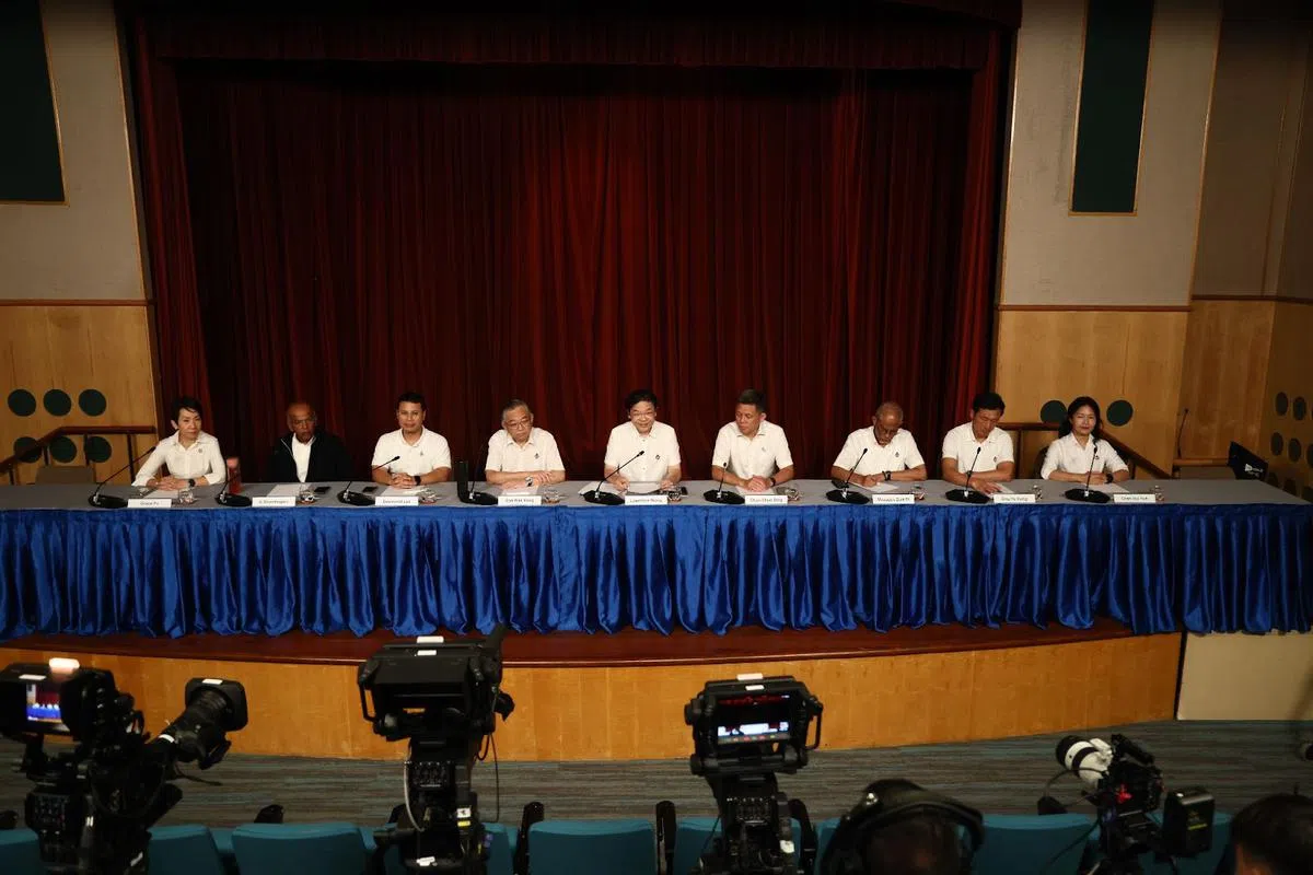 人民行动党在大选成绩出炉后，于5月4日凌晨3点召开记者会，由秘书长黄循财（左五）主持。列席的有组织秘书傅海燕（左起）、财政尚穆根、助理秘书长李智陞、前主席颜金勇、助理秘书长陈振声、副主席马善高、助理财政王乙康，以及在本届大选中领军阿裕尼集选区参选团队的陈惠意。（联合早报）