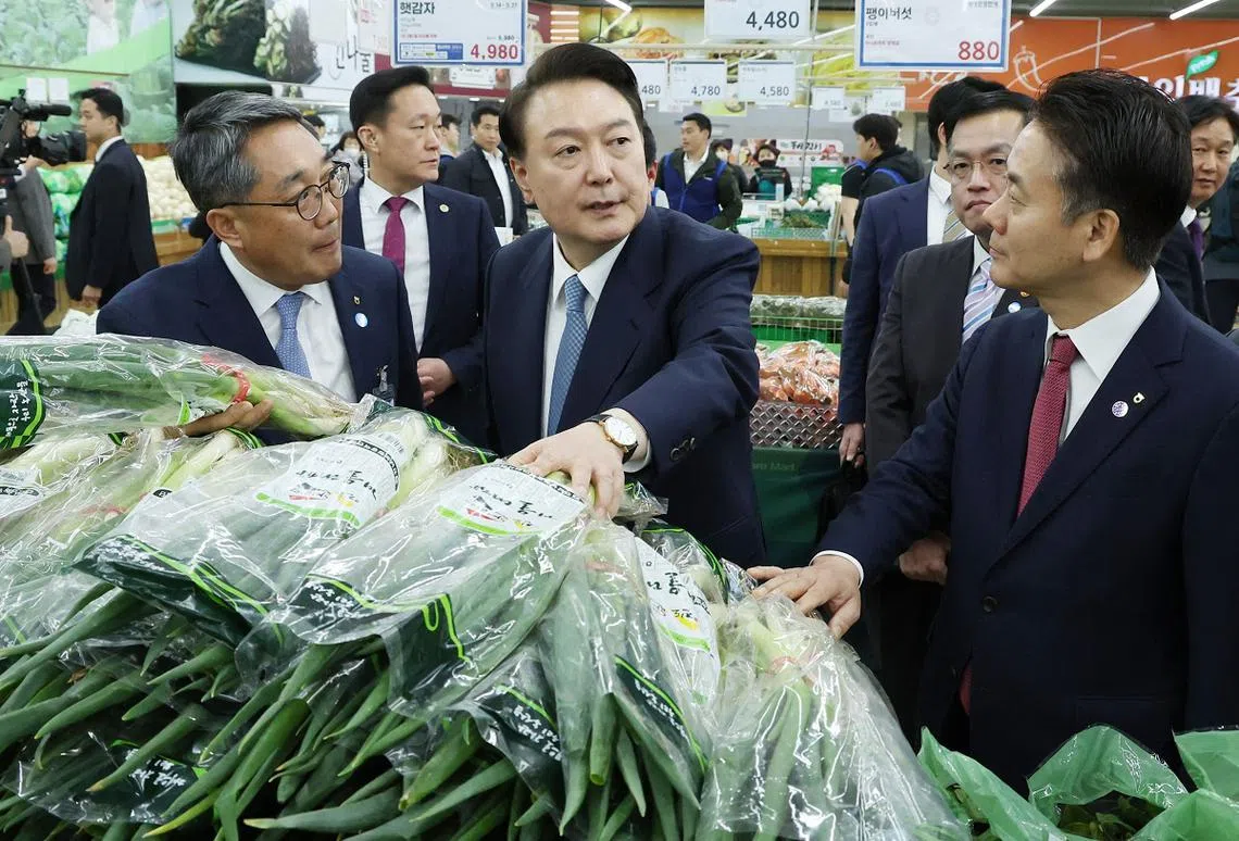 设计对白：“早知道就不说大葱价格合理了。”（韩联社）