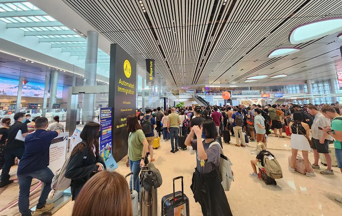 图为今年3月，樟宜机场所有离境自动通道受系统故障影响，许多旅客因而受牵连。 （取自脸书）