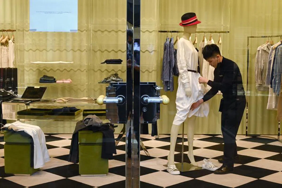 轮班，长时间站立，甚至是他人眼光往往导致国人对服务业工作却步。（法新社）