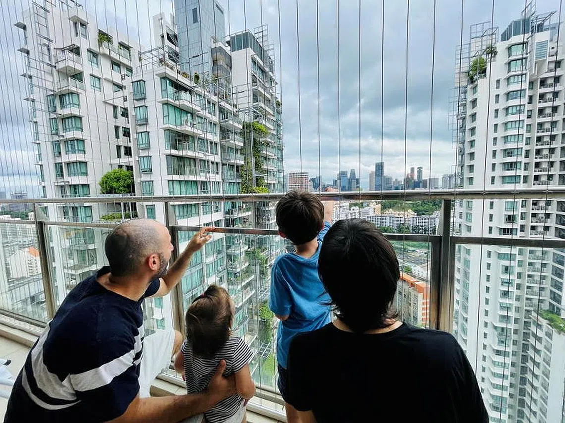 碍于新加坡相对严格的防疫措施，部分外籍员工选择收拾包袱迁往其它大城市。（路透社）