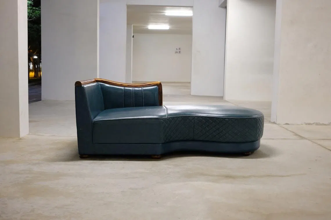 一张沙发不仅看起来近乎全新，连款式也相当时尚，被丢弃在垃圾槽。（Wong Eng Geng）