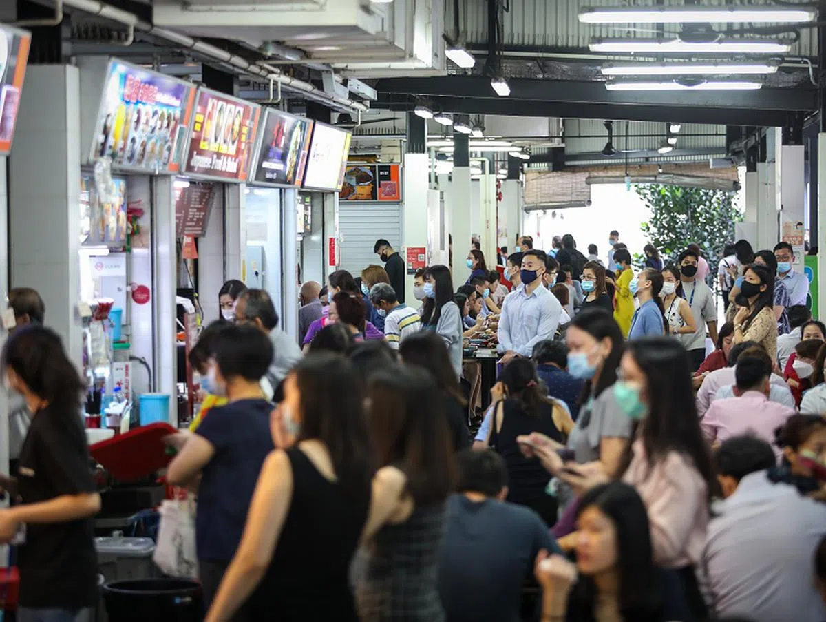 熟食中心为上班族提供多个选项。（联合早报）