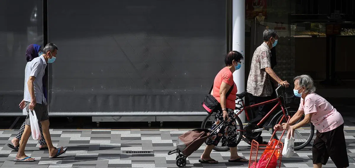 年长者外出买菜。（联合早报）