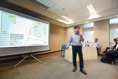 我国交通部长许文远今天傍晚召开记者会宣布，新加坡即日起扩大大士附近的新加坡港口海域界限（Singapore Port Limits）。（联合早报）