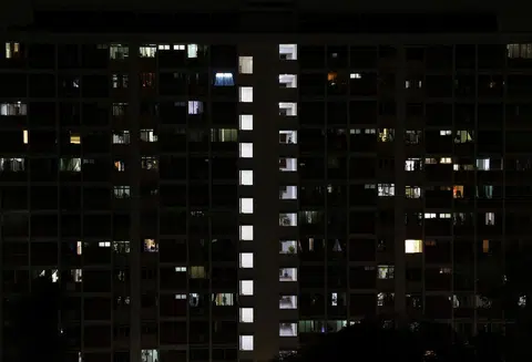 本地最近电力零售商相继退场，电费调涨，引发舆论担忧本地的电力价格及供应问题。（路透社）