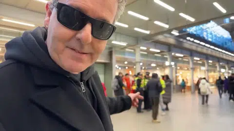 英国钢琴家卡瓦纳指着远处正在和警察在交涉的中国电视团队。（视频截图）