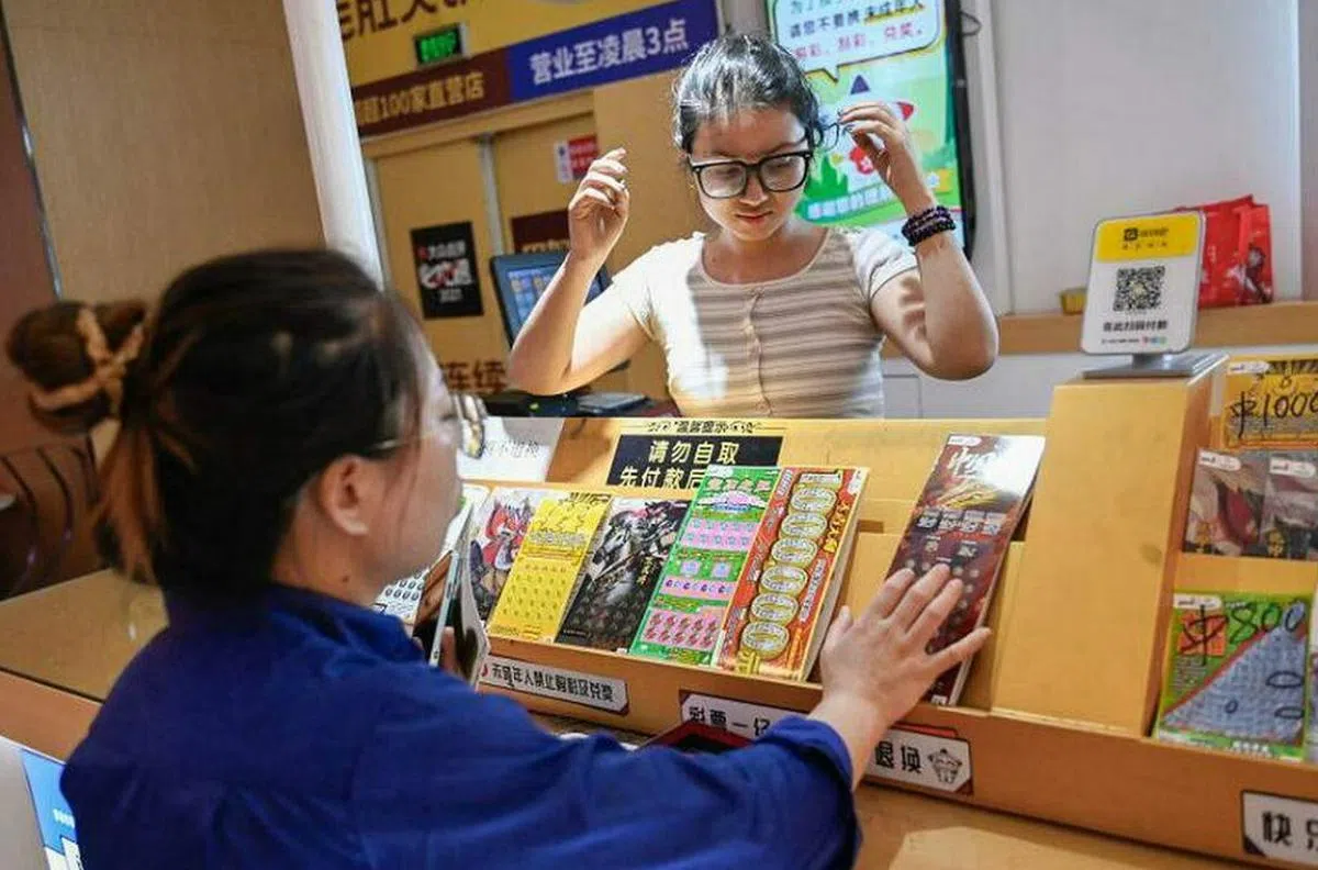 设计对白：“小妹，你要买哪一种彩票？”（小红书截图）
